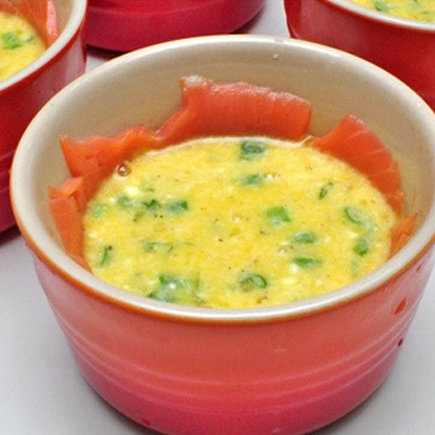 Sau đó, đổ hỗn hợp trứng này vào khay cá hồi đã xếp sẵn. Làm nóng nồi nước ở nhiệt độ 180 độ C. Sau đó cho khay trứng vào hấp khoảng 20 phút, trứng sẽ chín. Ảnh: Cooky.vn.