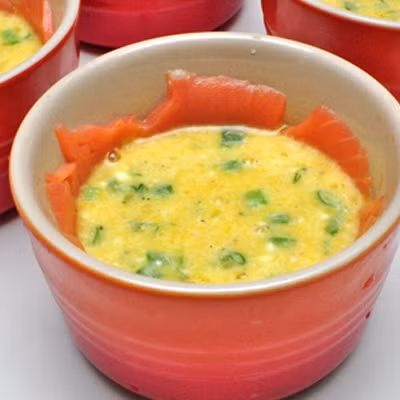 Sau đó, đổ hỗn hợp trứng này vào khay cá hồi đã xếp sẵn. Làm nóng nồi nước ở nhiệt độ 180 độ C. Sau đó cho khay trứng vào hấp khoảng 20 phút, trứng sẽ chín. Ảnh: Cooky.vn.