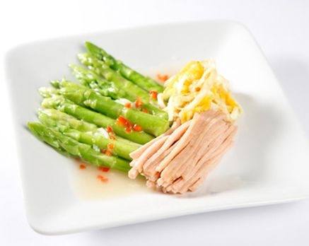 6. Trứng hấp măng tây. Nguyên liệu: Trứng gà, măng tây, cà rốt, bắp cải tím, nấm rơm, thanh cua, gia vị. Luộc măng chín và thái khoanh nhỏ. Đập trứng vào tô lớn và đánh đều. Ảnh: 7monngonmoingay.net.