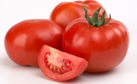 4. Trứng hấp cà chua. Nguyên liệu: Trứng gà, cà chua, hành lá, hành tím, gia vị. Đánh đều trứng. Sau đó nêm thêm gia vị với nước mắm, bột ngọt, hạt nêm. Ảnh: alobacsi.com.