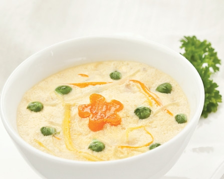 Tiếp tục cho nước luộc gà vào hỗn hợp trứng, đậu và đánh đều, cho thêm tôm giã nhỏ và hành lá vào trộn đều. Đậy kín bát trứng, hấp cách thủy trong khoảng 20 phút. Ảnh: 7monngonmoingay.net.