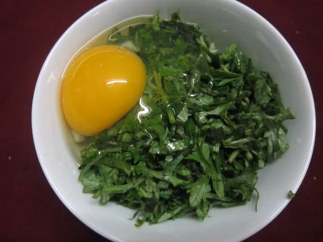 5. Trứng hấp lá ngải cứu. Nguyên liệu: Thịt nạc băm nhuyễn, trứng gà, lá ngải cứu, hành tím, gia vị. Ướp thịt với hành tím băm, muối và hạt nêm khoảng 15 phút. Ảnh: lasen.com.vn.