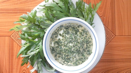 Đánh trứng vào tô lớn, nêm ít muối, hạt nêm, sau đó trộn lá ngải cứu vào đánh đều. Cho thịt vào trứng, trộn đều. Hấp cách thủy trứng khoảng 20 phút là được.