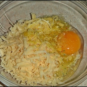 7. Trứng hấp cá hồi. Nguyên liệu: Cá hồi hun khói, trứng gà, sữa tươi, hành lá, phomai, gia vị. Thái cá hồi thành từng lát mỏng và xếp dưới đáy khay hấp. Đập trứng vào một bát lớn và đánh đều cùng với pho mai, sữa tươi và hành lá. Ảnh: Cooky.vn.