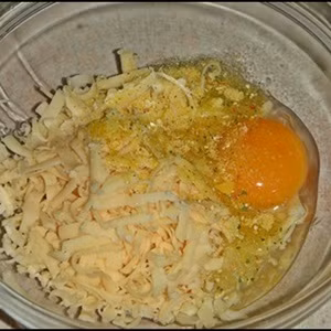 7. Trứng hấp cá hồi. Nguyên liệu: Cá hồi hun khói, trứng gà, sữa tươi, hành lá, phomai, gia vị. Thái cá hồi thành từng lát mỏng và xếp dưới đáy khay hấp. Đập trứng vào một bát lớn và đánh đều cùng với pho mai, sữa tươi và hành lá. Ảnh: Cooky.vn.