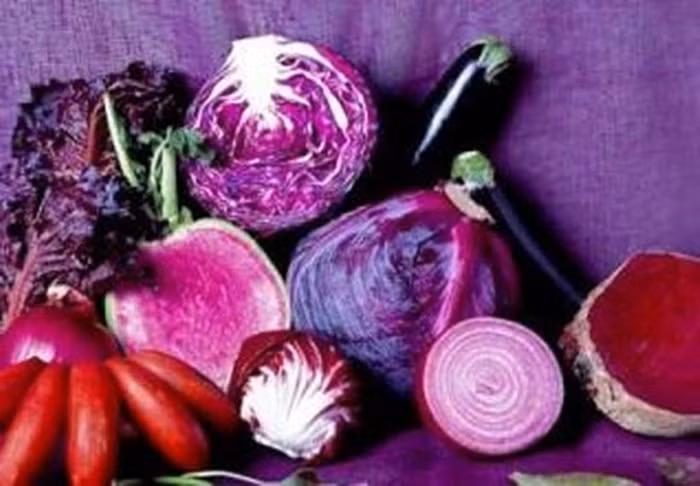 Rau quả màu tím chứa rất nhiều anthocyanin, chất này không chỉ có tính chất chống oxy hóa mạnh mà còn ngăn ngừa cao huyết áp, hạn chế rối loạn chức năng gan. Vì thế mà những thực phẩm màu tím được tận dụng để chữa một số bệnh hiệu quả. Ảnh: Healthplus.