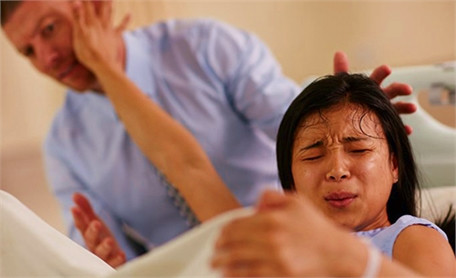 1. Người chửa, cửa mả: Người mang bầu phải giữ gìn, kiêng khem vì khi đẻ rất nguy hiểm. Ảnh: bau.vn.