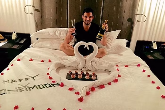 Trong tiệc cưới lãng mạn bên bờ biển, ông xã của hà Anh đã thổ lộ rằng “Được gặp gỡ em là điều tuyệt vời nhất đã xảy ra trong cuộc đời anh. Em đã dạy cho anh rất nhiều điều về bản thân mình, cùng với niềm hạnh phúc mà tình yêu mang lại. Em đã hoàn thiện anh, em làm anh muốn trở thành người đàn ông tốt hơn cho riêng em. Anh vinh dự khi được gọi em là vợ”. Ảnh: Saostar.