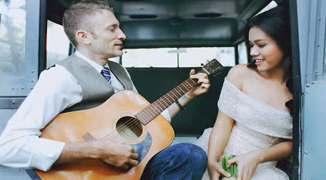 Suốt 2 năm chung sống, vợ chồng Phương Vy thường xuyên thể hiện tình yêu sâu đậm dành cho nhau. Cả hai thi thoảng quay video những bài hát song ca và chia sẻ với khán giả. Mới đây, cặp đôi đã cover lại nhạc phẩm Tình thôi xót xa để tặng người hâm mộ nhân dịp Valentine. Nhiều ông chồng Tây của sao Việt cũng khiến người hâm mộ đứng ngồi không yên vì hành động soái ca. Ảnh: Saostar.