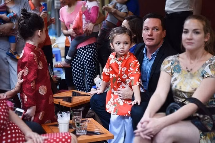 Ông xã của Diva Hồng Nhung. Trong dịp hoàng tử Anh William sang thăm Việt Nam gia đình Hồng Nhung đã dành sự thu hút đặc biệt từ dư luận, nhưng có lẽ ấn tượng nhất là hình ảnh ông xã Kevin ngồi trông con cho bà xã mình nói chuyện cùng hoàng tử. Ảnh: Blogtamsu.