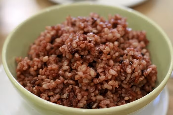 Rau dền, gạo lứt. Rau dền tía 200g, rửa sạch, nấu lấy nước, nấu cháo với gạo lứt. Ăn khi đói. Dùng cho phụ nữ trước sau khi sinh con có hội chứng kiết lỵ hoặc người cao tuổi viêm ruột, kiết lỵ. Ảnh: Suckhoe.