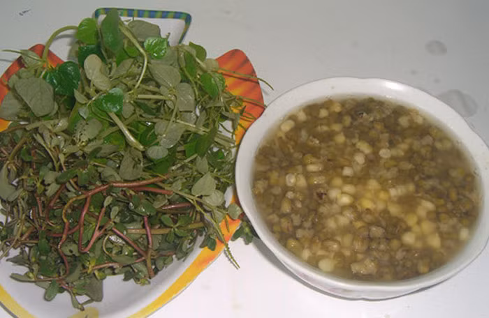 Canh đậu xanh, rau dền. Rau dền tươi 120g, đậu xanh 60g, cho thêm vài bát nước lấy 500ml để uống mỗi ngày 2 lần. Bài thuốc này không chỉ chữa tiêu chảy mà còn có thể chữa viêm mật hiệu quả. Ảnh: Thuochay.