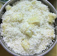 Cho sắn đã luộc sơ vào nồi cơm điện trộn chung với gạo, thêm nước sâm sấp mặt gạo và cho thêm 1/2 thìa cà phê muối vào nồi. Bật chế độ nấu cho đến khi xôi sắn sôi đều thì các bạn dùng thìa đảo đều nồi xôi lên cho gạo nếp và sắn ngấm đều nước. Tiếp tục để chế độ nấu cho đến khi xôi chín. Ảnh: Yhocvn.net.