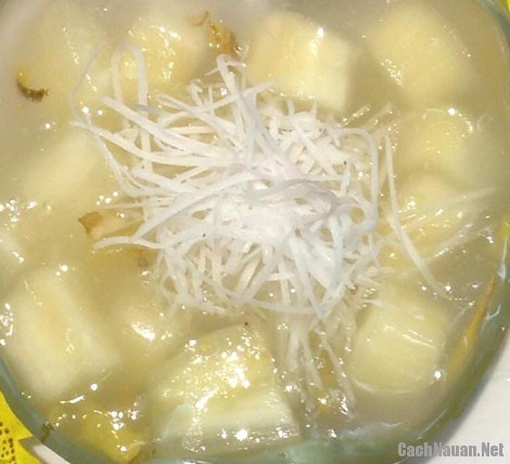 Tiếp theo đó, hòa bột năng với một chút nước trong một bát con rồi đổ từ từ vào nồi chè sắn, vừa đổ bột năng vừa quấy đều tay để bột năng hòa đều với sắn và không bị vón cục. Đun sôi nồi chè sắn trong khoảng 5 phút là bắc xuống. Ảnh: cachnauan.net.