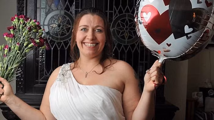 Là một nhà phân tích tài chính, Lynne đã tìm đỏ mắt trong suốt những năm trong quá khứ một người đàn ông đúng nghĩa. Thế mà tìm hoài chẳng thấy. Cô cũng đã từng có một mối tình nhưng theo cô, nó là “ngớ ngẩn” chẳng có giá trị gì.