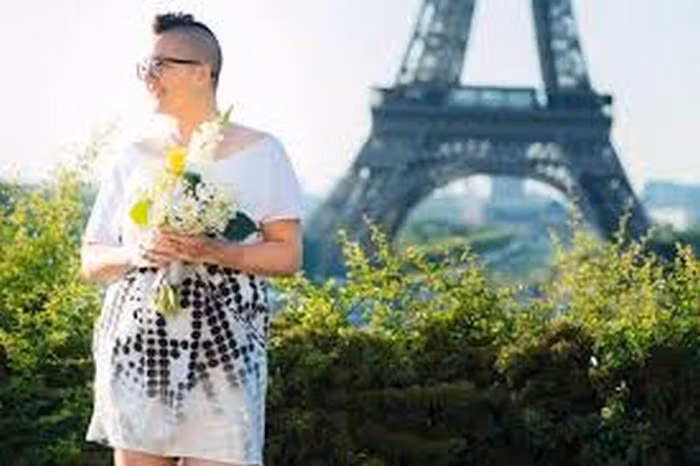 Lynne không phải người phụ nữ đầu tiên trên thế giới kết hôn một mình. Một cô gái xinh đẹp cũng đã chi tận 5.000 bảng Anh (150 triệu) để tổ chức một lễ cưới xa hoa với chính mình tại thủ đô Pari.