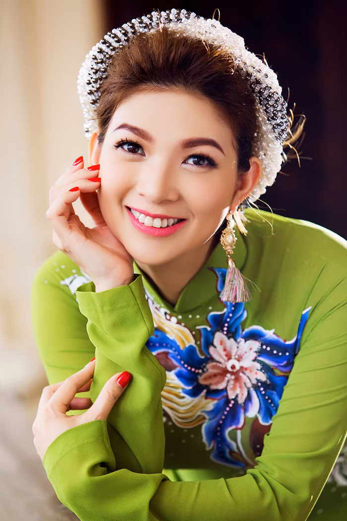 Phạm Thanh Thảo. Cô ca sỹ lấy chồng tại Mỹ và sinh hai con cách nhau khá gần. Do vậy, cơ thể chưa lấy lại được vóc dáng thì đã bị tàn phá bởi lần sinh thứ hai. Vóc dáng khó lấy lại được, làn da sạm đi trông thấy khiến khuôn mặt của cô không còn nét tươi trẻ như hồi con gái. Ảnh: Showbiz8.