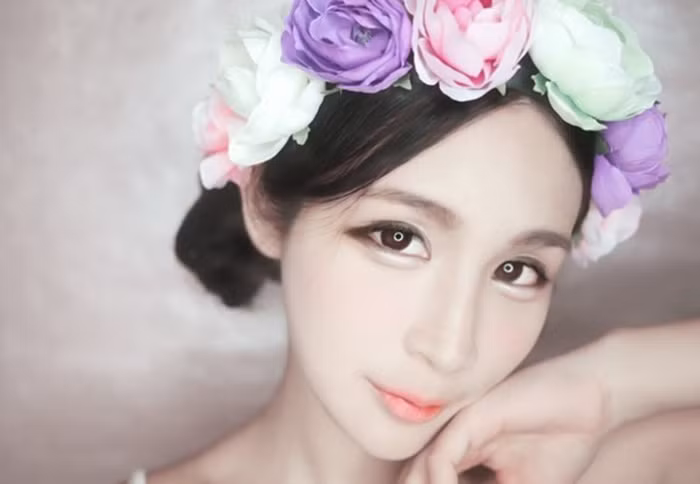 Trang điểm bọng mắt lớn. Nếu bạn quan niệm, bọng mắt là dấu hiệu của tuổi già và thể hiện sự thiếu ngủ, không sức sống thì bạn đã nhầm, có thời điểm kiểu trang điểm này làm mưa làm gió trong giới trẻ hàn. Họ cho rằng, nó là điểm thu hút tạo nên một gương mặt rạng rỡ và đôi mắt to tròn vui tươi hơn. Ảnh: Tiin.vn.