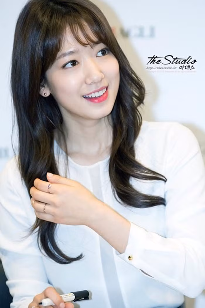 Viền eyeliner ẩn trong mí. Ngược lại với xu hướng đôi mắt to tròn nhiều người ưa thích, gái Hàn lại chọn cách kẻ viền mắt thật mảnh, giấu trong đường mí mắt. Ảnh: Xaluan.