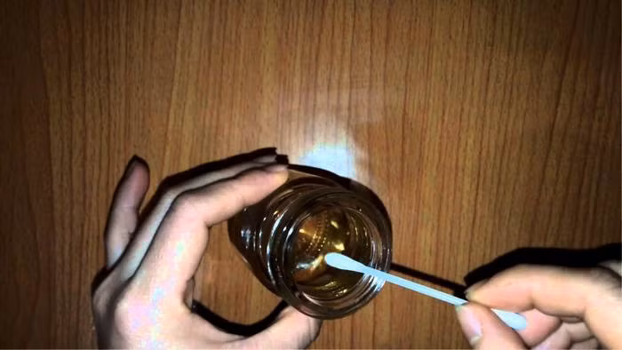 Dùng tăm bông chấm vào dung dịch hạt gấc ngâm rượu, bôi lên sống mũi. Chờ khoảng 2 phút cho thuốc ngấm thì xì hết mủ đặc trong xoang mũi. Thuốc có tác dụng rất nhanh, chỉ cần 2 phút là có thể cảm nhận thấy cơn đau xoang thuyên giảm. Tuy nhiên, cần chú ý vì hạt gấc có độc tính gây nguy hiểm nếu không chú ý liều lượng đúng. Ảnh: Youtube.