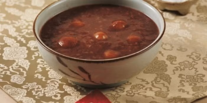 Cháo đậu đỏ, gạo lứt. Dùng gạo lứt 80g, đậu đỏ 50g, bắp 50g. Nấu tất cả thành cháo nhừ. Mỗi ngày ăn 1 lần vào lúc đói bụng. Món cháo này có tác dụng lợi thủy trừ thấp, hạ huyết áp. Thích hợp với người bị viêm xoang mũi, bệnh cao huyết áp. Ảnh: Bepmonngon.