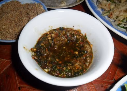 1. Chẳm chéo. Nguyên liệu bao gồm: Hạt dổi, bột canh, ớt tươi, mắc khén. Cách pha: Tất cả các nguyên liệu trên trộn đều trong bát nhỏ, mùi thơm của hạt dổi lẫn với mùi thơm của mắc khén, lại thêm vị cay của ớt, làm cho món này thực sự quyến rũ. Ảnh: Amthuc24h.com.vn.