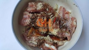 3. Dùng hạt dổi để tẩm ướp thực phẩm. Ướp thịt nướng: Kết hợp giữa hạt dổi và mắc khén để tẩm ướp thịt trong vòng 15 phút trước khi đem nướng, mùi thơm đặc biệt hấp dẫn. Lưu ý không nên dùng riêng hạt dổi để tẩm ướt thịt. Ảnh: giavinuong.com.