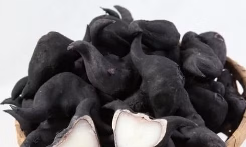 2. Củ ấu hầm gà. Nguyên liệu: Củ ấu, hành tây, húng tây, rượu vang đỏ, cà rốt, cần tây, lá bay, bột mì, tiêu, muối, cà chua. Đùi gà rửa sạch, ướp muối, tiêu. Chiên vàng chiên vàng, khử với rượu vang đỏ, để riêng một bên. Ảnh: huongdan.org.