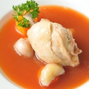 Thịt lợn quay cắt miếng, cho vào nồi cùng với củ ấu, nước sốt đậu, gừng và hành, sau đó cho rượu, nước dùng và tinh bột gà vào, nêm gia vị, dầu mè, tiêu rồi nấu cho đến chín là được.