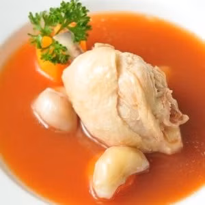 Thịt lợn quay cắt miếng, cho vào nồi cùng với củ ấu, nước sốt đậu, gừng và hành, sau đó cho rượu, nước dùng và tinh bột gà vào, nêm gia vị, dầu mè, tiêu rồi nấu cho đến chín là được.