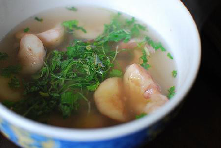 Chiên thịt gà, xào cà chua paste, hành tây, cà rốt, hành tây, lá bay và lá húng tây cho thơm. Đổ nước lạnh vào nồi, cho thịt gà, củ ấu nấu lửa nhỏ cho mềm. Nêm 1/2 muỗng cà phê muối, tiêu cho vừa ăn. Làm sệt nước xốt với bơ và bột mì. Múc gà, củ ấu vào dĩa, lượt lại nước xốt cho mịn. Dùng nóng. Ảnh: Cooky.vn.