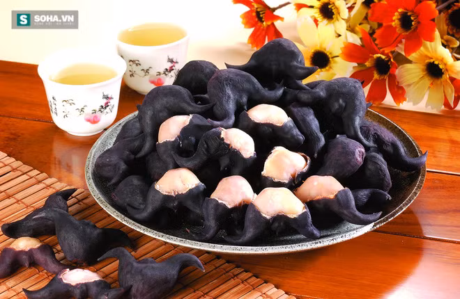 3. Món ấu chiên. Nguyên liệu: Củ ấu, xà lách, súp xốt dâu tây, trứng gà, bột xù, muối, tiêu, bột mì, cà chua, dầu ăn. Củ ấu lột sạch vỏ ngoài, rửa lại cho sạch. Cho toàn bộ của ấu vào tô, ướp với chút muối và 1 muỗng cà phê tiêu xay. Ảnh: nutrifresh.vn.