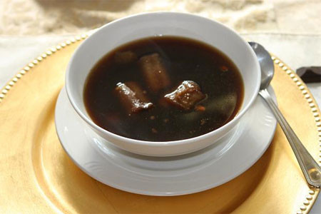 Tất cả các vị thuốc sắc cùng 5 bát nước chắt lấy 2 bát. Rồi lại đổ vào 2 bát nước đun lấy 1 bát ra, đổ vào 2 bát lấy 1 bát nữa. Trộn 4 bát thuốc này với nhau và chia đều uống trong ngày. Dùng thuốc trong khoảng 1 tháng liên tục. Ảnh minh họa.