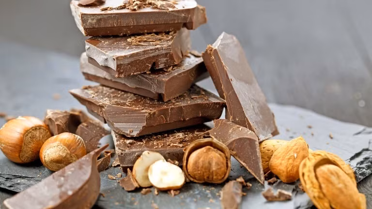 Bước 1: Bẻ sô cô la thành vụn nhỏ, thái lát bơ nhỏ. Các loại hạt bóc vỏ và trộn đều, nếu hạt to quá thì giã nhỏ. Bánh quy cũng cán vụn thành miếng nhỏ nhưng không quá nát. Ảnh: Winedrama.