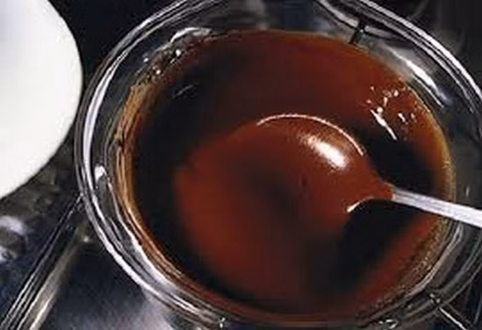 Bước 3: Khi sô cô la đã tan chảy hoàn toàn, cho hỗn hợp các loại hạt và bánh quy vào trộn thật đều. Ảnh: Suckhoehoanmy.