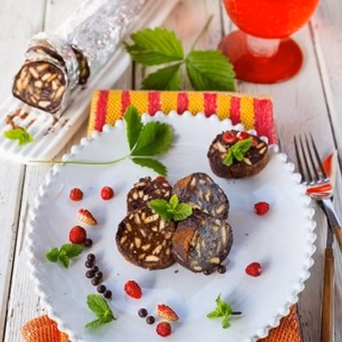 Khéo tay hơn, bạn có thể thêm phụ kiện trang trí cho món bánh để dành tặng người ấy một đêm Valentine thật tuyệt. Ảnh: Toinayangi.