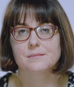 Sanna. Được chẩn đoán bị bệnh rosacea vào tháng 9 năm ngoái. Tìn trạng này là các đốm giống như mụn dưới da, một số còn có mủ.