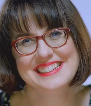 Với sự giúp đỡ của blogger làm đẹp, cô đã có sự thay đổi đáng kể, quyến rũ và duyên dáng hơn.