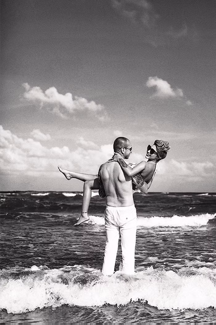 Ảnh cưới sexy của cô dâu Đà Nẵng và chàng rể Australia. Trong chuyến du lịch đến Australia, cô gái cá tính Nhã Uyên tình cờ gặp mối lương duyên của cuộc đời qua một người bạn. Sau chuyến du lịch ấy thì họ yêu nhau. Ảnh: Vntinnhanh.