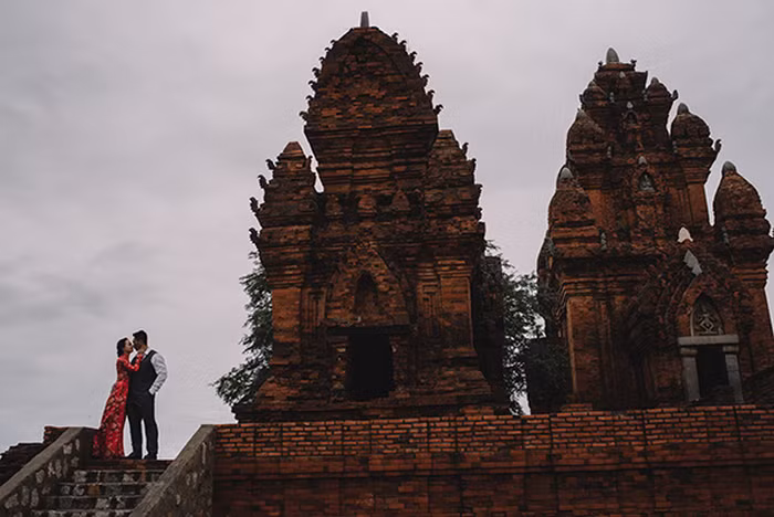 Ảnh cưới của cô dâu Việt và chú rể đạo Hồi. Trong thời gian học ở Singapore, Alisa Nguyễn tình cờ quen huấn luyện viên thể dục và hai người đã phải lòng nhau. Tuy thế, Zaki theo đạo Hồi, một tín ngưỡng rất nghiêm khắc và hoàn toàn xa lạ với người Việt. Tuy nhiên, vì quá yêu mà hai người đã đến với nhau. Ảnh: Jacob Nguyễn.