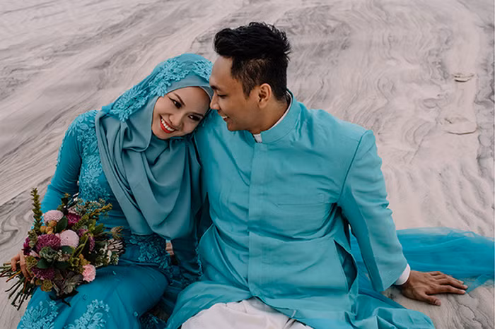 Sau 7 năm yêu nhau, Alisa đã chấp nhận theo đạo Hồi và làm vợ Zaki. Alisa Nguyễn và Ahmad Zaki chọn đồi cát ở Phan Thiết và rừng thông ở Đà Lạt để thực hiện album ảnh cưới. Ảnh: Jacob Nguyễn.