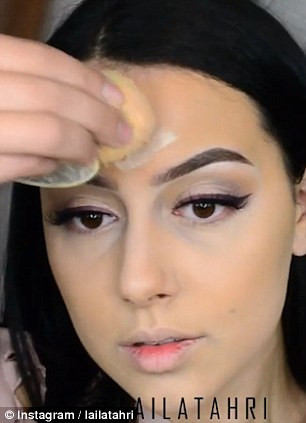 Một blogger làm đẹp đã tuyên bố rằng, bao cao su có thể được dùng cho phong cách trang điểm mới vô cùng hoàn hảo.