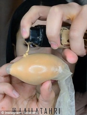 Đầu tiên, cô rửa sạch bao cao su, để loại bỏ hết chất bôi trơn trong nó. Sau đó, cô dùng nó để bọc ngoài miếng mút trang điểm. Rồi nặn kem nền lên và dùng như miếng mút trang điểm thông thường.