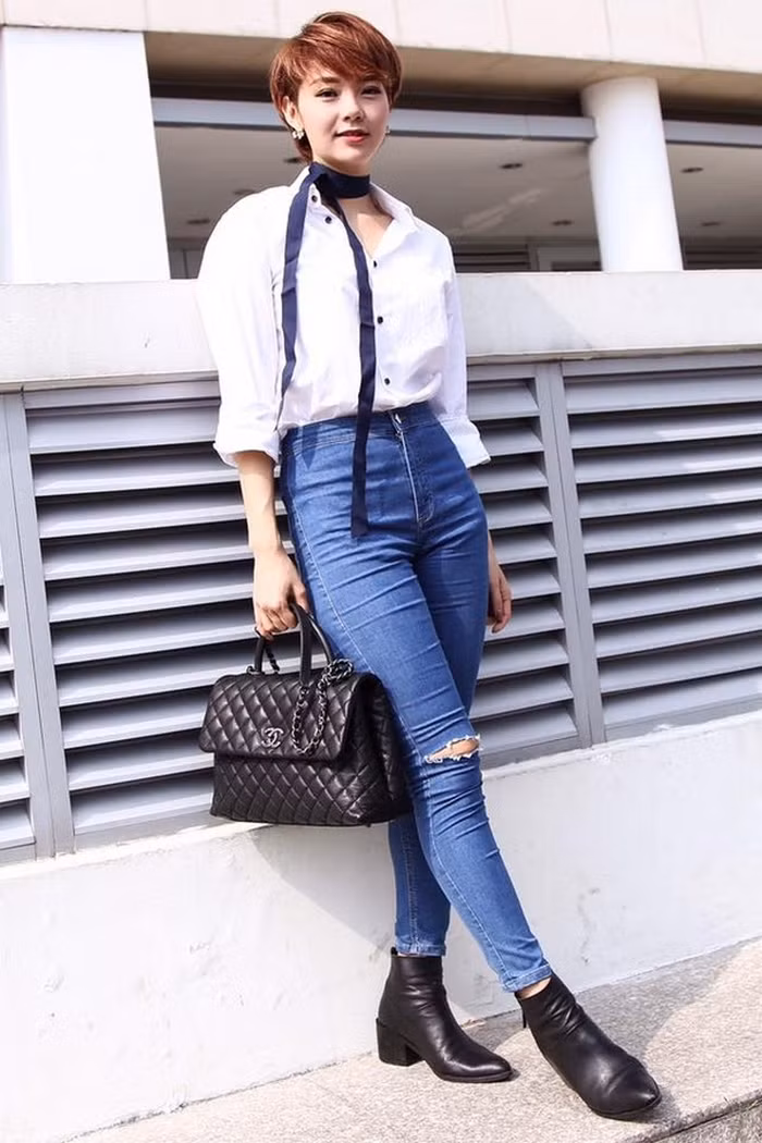 Minh Hằng lại khéo léo thêm chiếc nơ cổ cùng tông màu với đôi boot để bộ đồ tránh sự quá đơn giản. Ảnh: Thoibao.