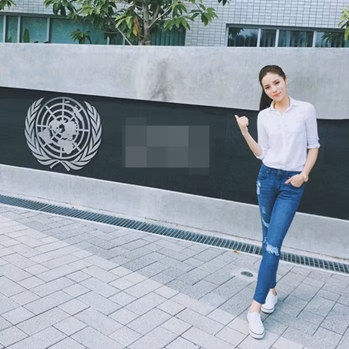 Hoa hậu Kỳ Duyên mix áo sơ mi và jeans rách khá đơn giản nhưng cực kỳ tôn dáng. Kiểu tóc đuôi ngựa cũng khiến nàng hậu giữ nguyên vẻ trẻ trung của một nữ sinh. Ảnh: Danviet.