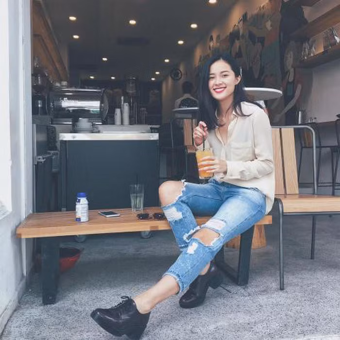 Quần jeans và áo sơ mi là hai item hot hàng trong mùa hè năm nay. Hai món đồ này khi được kết đôi cùng nhau, bạn sẽ sở hữu vẻ ngoài rất trẻ trung và năng động. Để thực sự nâng cao đẳng cấp với bộ đôi áo sơ mi quần jeans rách, bạn chỉ cần học hỏi theo các cách mix jeans rách và áo sơ mi sành điệu của mỹ nhân Việt sau đây. Ảnh: Thoibao.