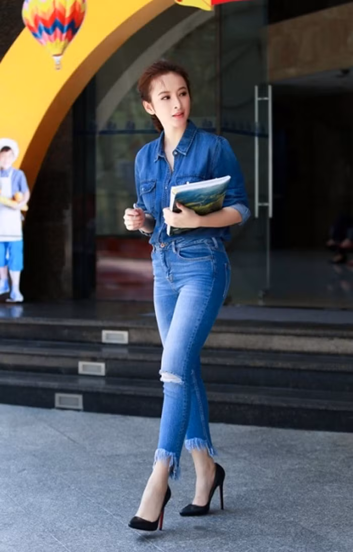 Hoặc để tạo cái nhìn lạ lẫm hơn, hãy quên đi những chiếc áo sơ mi trắng. Thay bằng áo sơ mi bò cùng tông màu quần như Angela Phương Trinh cũng đã khiến bộ đồ khác đi. Tuy một màu nhưng không hề chìm nghỉm. Ảnh: Saostar.