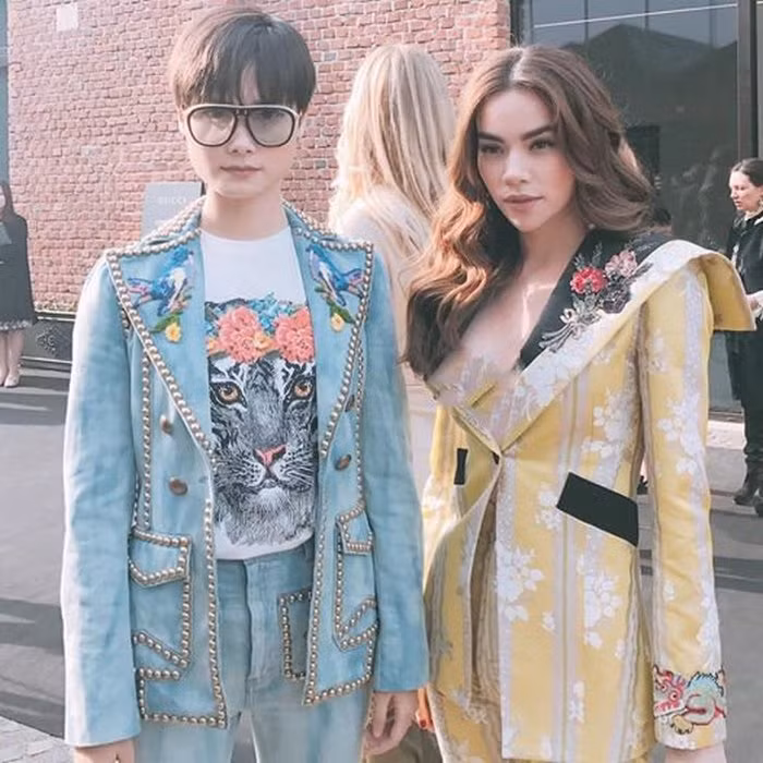 Ngay từ những giây đầu tiên xuất hiện, người đẹp Việt Nam đã gây ấn tượng với các tín đồ thời trang khi diện cả cây Gucci để lộ vòng 1 vừa phải vô cùng quyến rũ. Ảnh: FB Hồ Ngọc Hà.