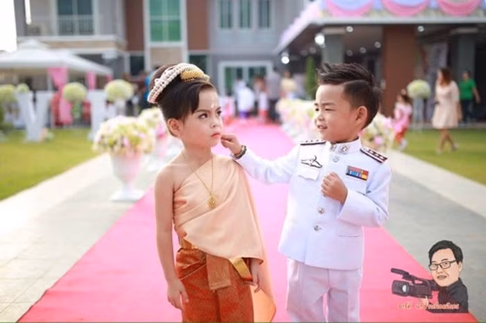 Đám cưới tiền tỷ của cặp đôi song sinh 3 tuổi. Lễ cưới đặc biệt của cặp song sinh này gây tò mò và nhiều người phản đối kịch liệt. Tuy nhiên, theo tín ngưỡng của Thái Lan, song sinh khác giới chính là những cặp yêu nhau từ kiếp trước không thể đến được với nhau. Và những cặp song sinh khác giới thường chết trẻ. Ảnh: Yantv.