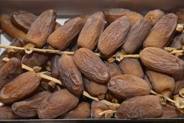 Trong quả chà là có chất đường tự nhiên như glucose, fructose và sucrose, được nhiều người sử dụng như bữa ăn nhẹ nhưng cũng có tác dụng lấy lại tinh thần sau một ngày làm việc mệt mỏi. Từ loại quả bổ dưỡng này chúng ta có thể chế biến được 3 món ăn ngon bổ sau đây.